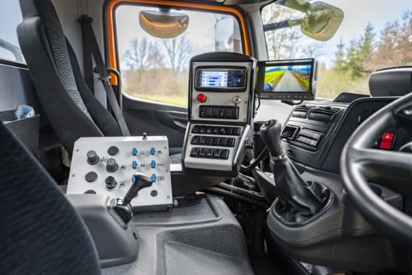 strassenreinigung-kehrmaschine-detail-innenraum